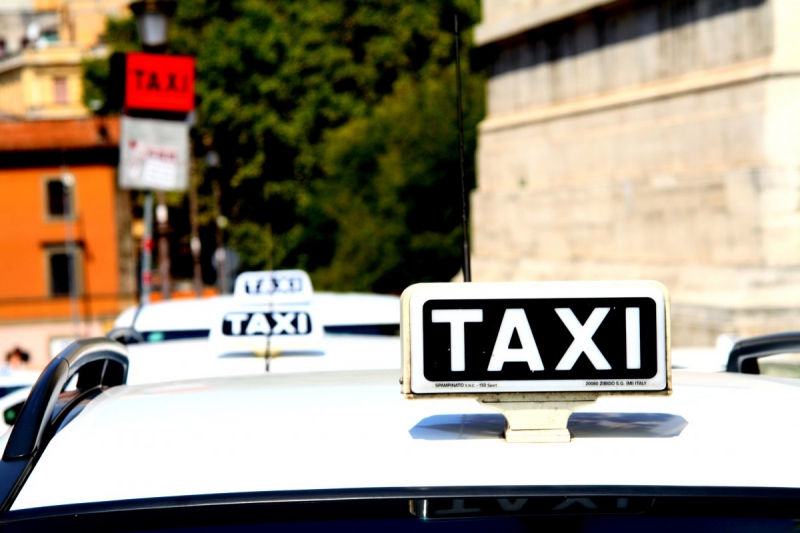 taxis-LA GAUDE-min_taxi_auto_rome_road_white-1051610